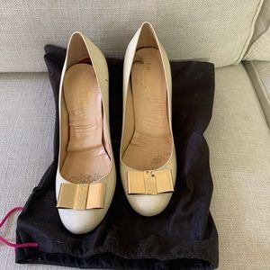 Kate Spade off white pumps with gold bow size 8.5